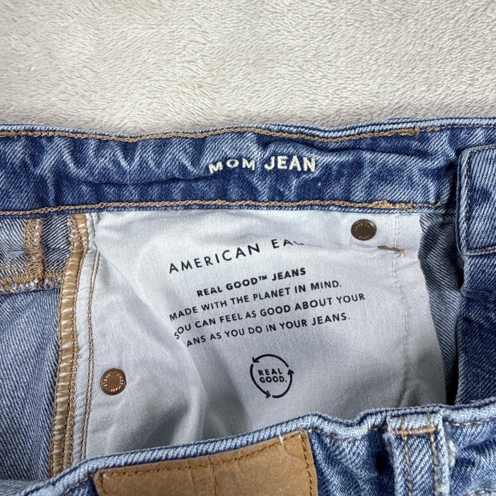 American Eagle Mom Jean Light Wash Distressed Denim Women's Size 8 Regular - Picture 5 of 10